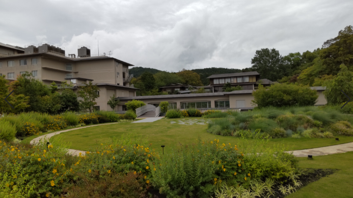 屋上庭園の先からホテル側を見た風景