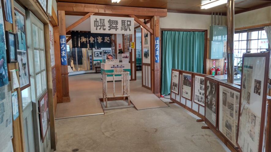 幌舞駅の駅舎内