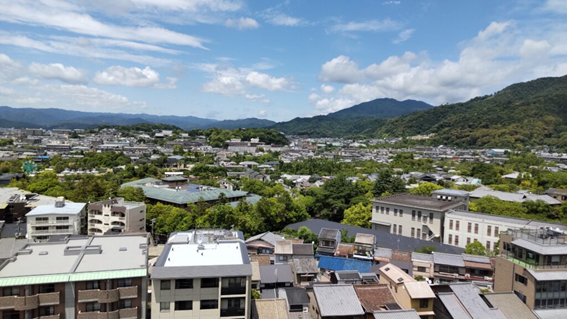 部屋の北側の窓からの風景