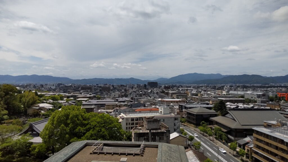 部屋の西側のバルコニーから見た京都の市街地